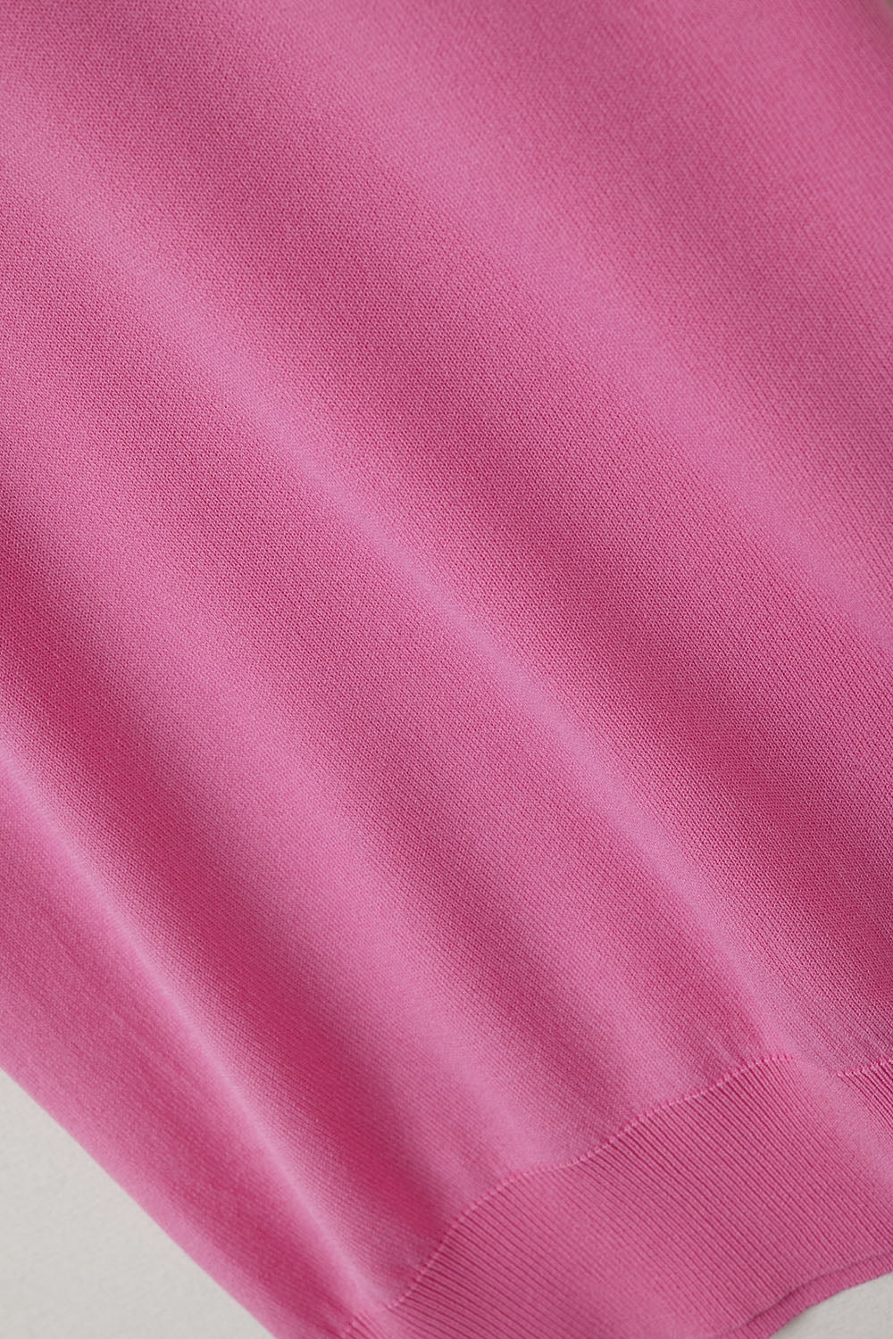 Jersey fucsia de cuello alto y mangas cortas entalladas
