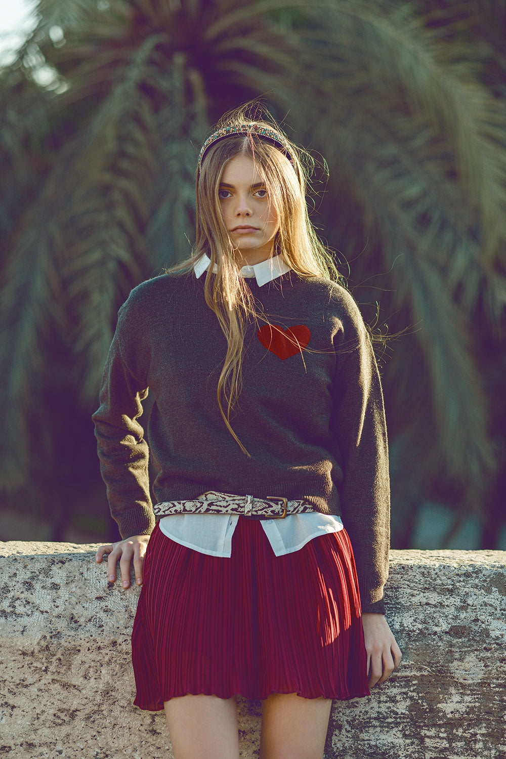 jersey gris carbón con detalle de corazón rojo