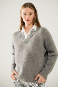 Jersey gris con cuello de pico y detalle de lentejuelas