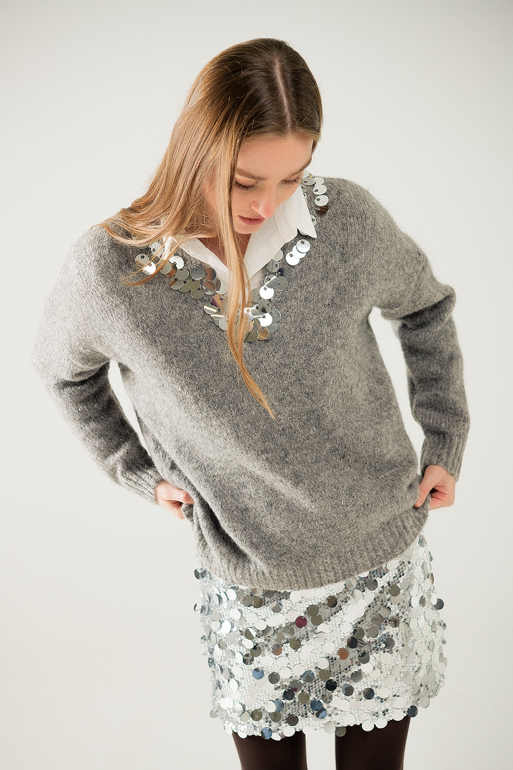 Jersey gris con cuello de pico y detalle de lentejuelas