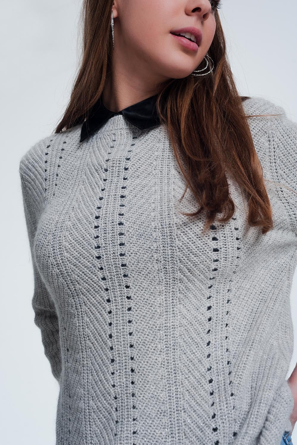 Jersey gris con detalles calados