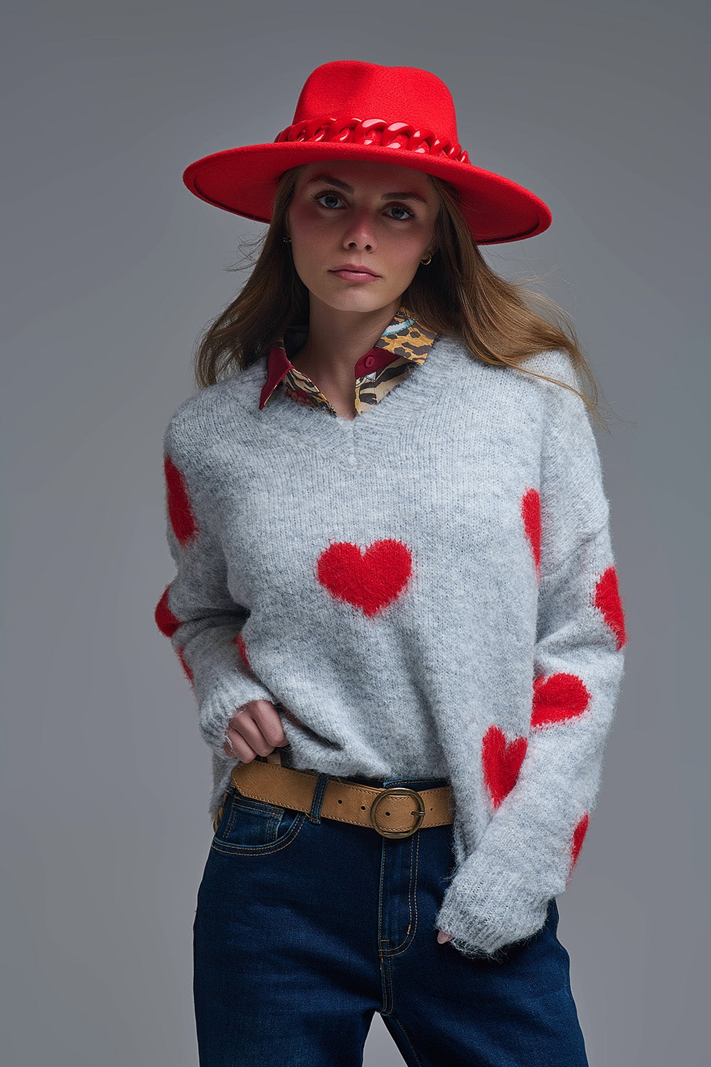 Jersey gris de manga larga con cuello en V y corazones rojos
