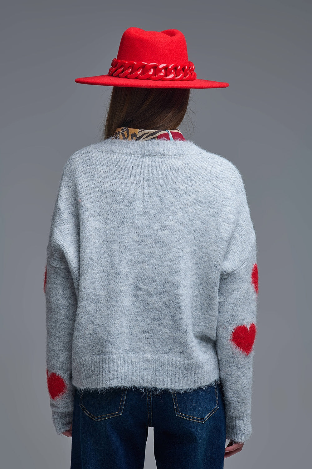 Jersey gris de manga larga con cuello en V y corazones rojos