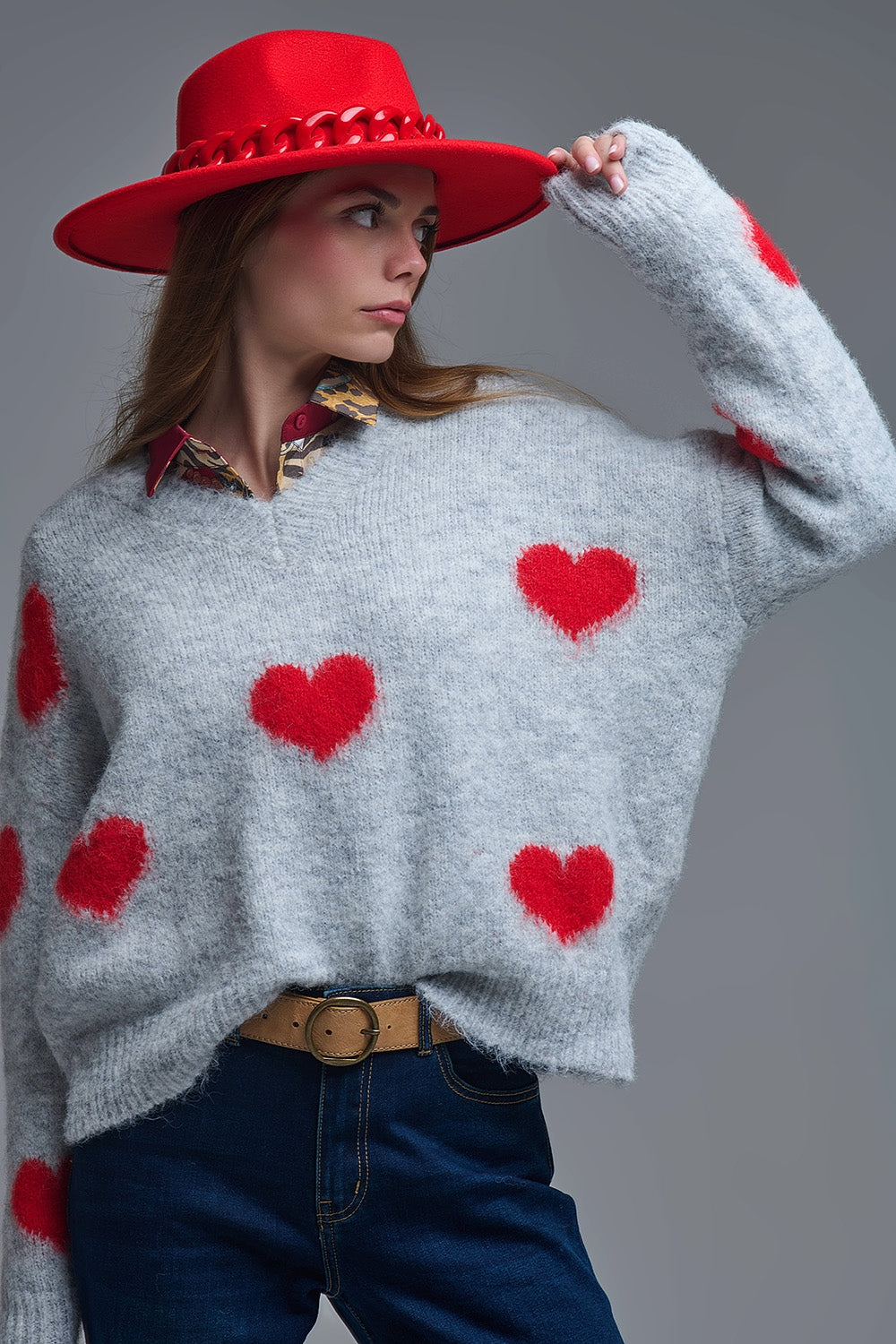 Jersey gris de manga larga con cuello en V y corazones rojos