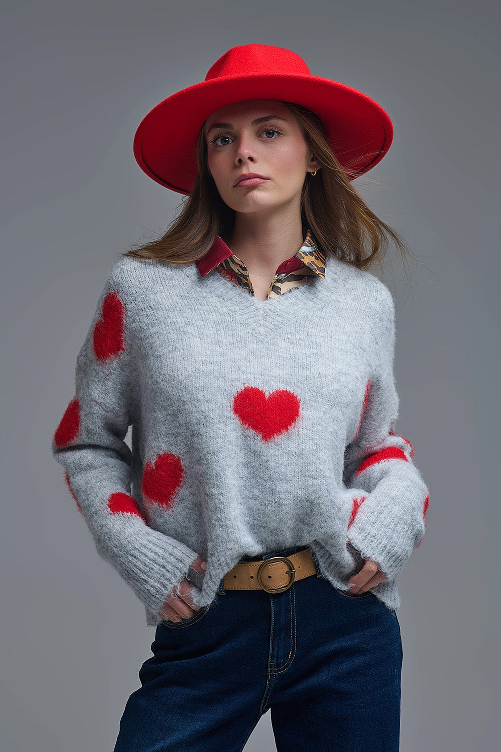 Q2 Jersey gris de manga larga con cuello en V y corazones rojos