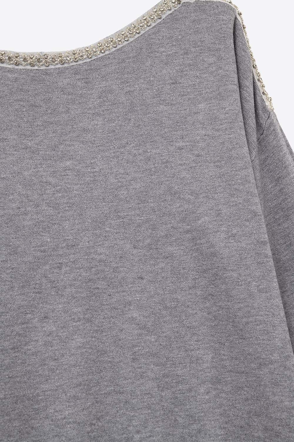 Jersey gris de punto fino con cuello barco y detalle de strass