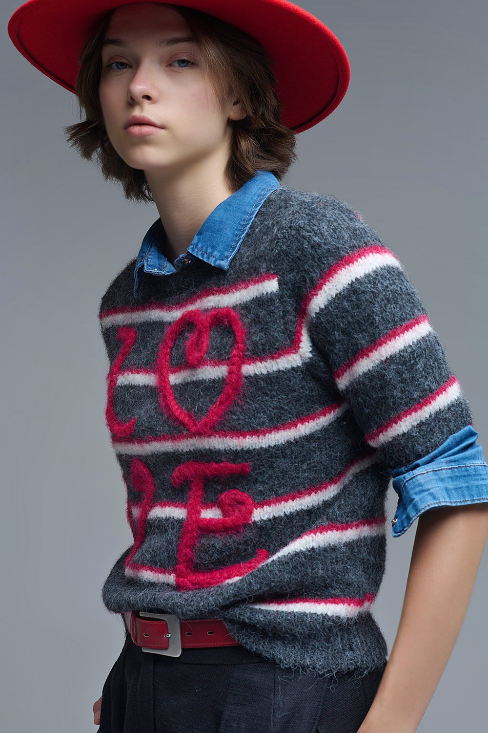 Jersey Love de manga corta bordado en gris oscuro