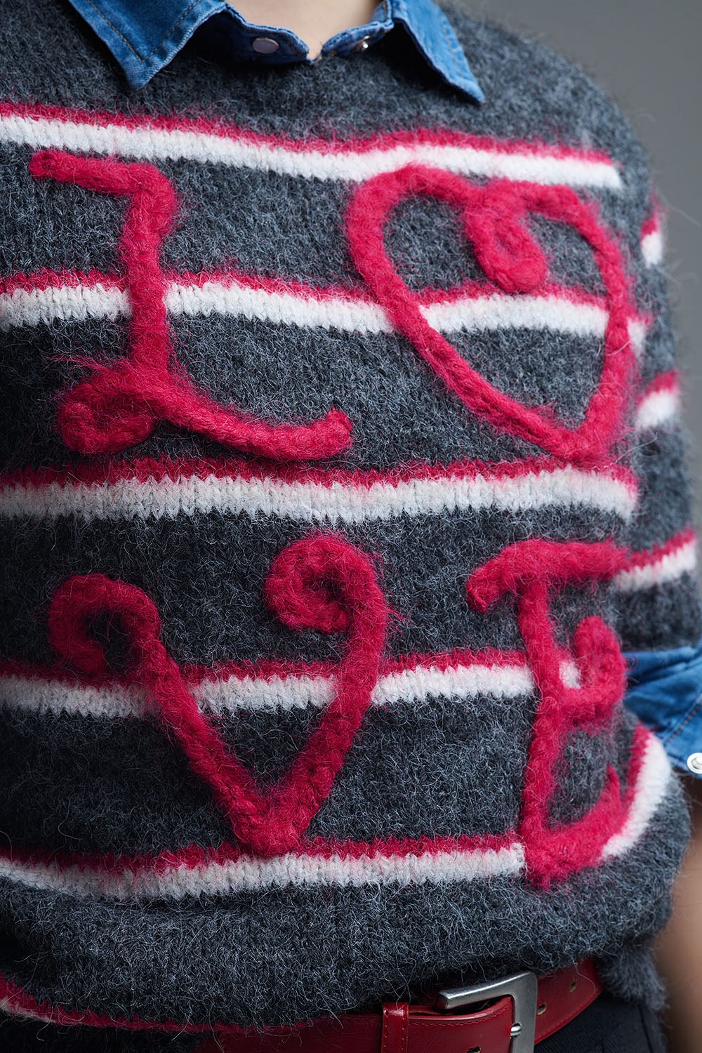 Jersey Love de manga corta bordado en gris oscuro