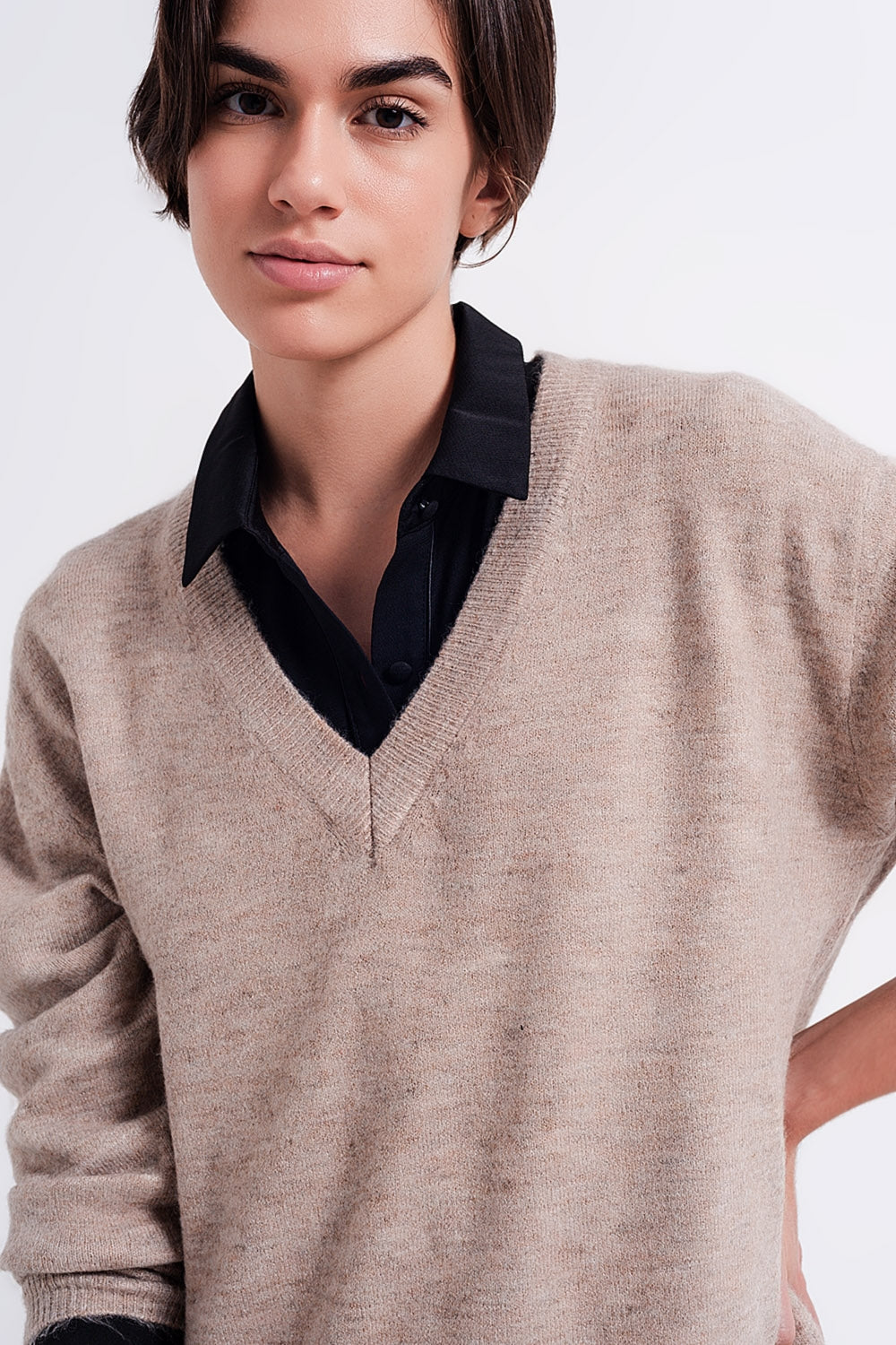 Jersey marron claro con cuello de pico