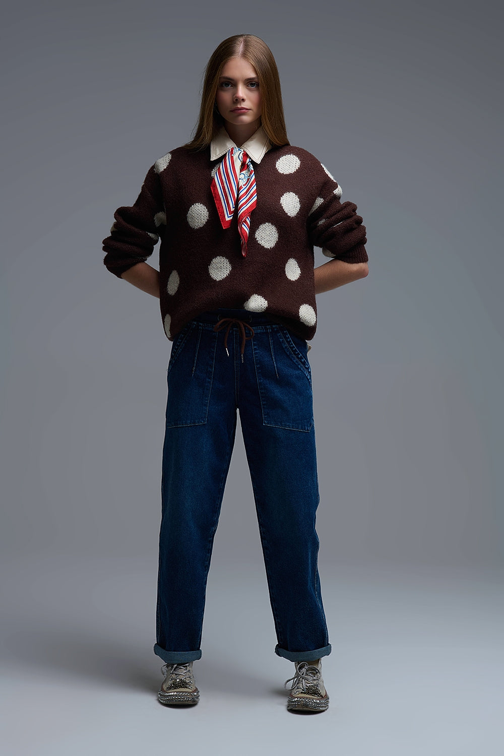 Jersey marrón con cuello redondo y lunares color crema