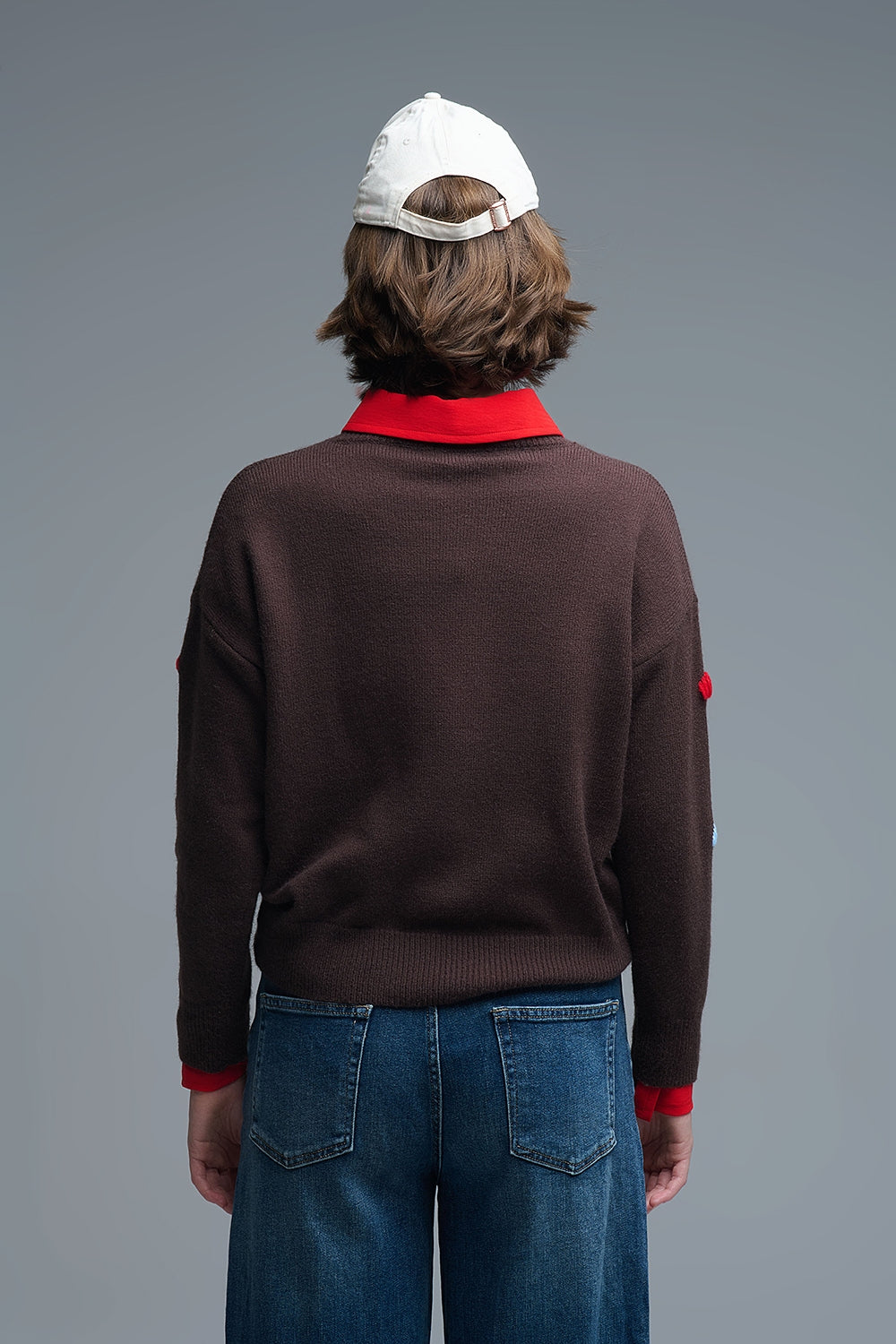 Jersey marrón de cuello redondo con corazones bordados multicolor