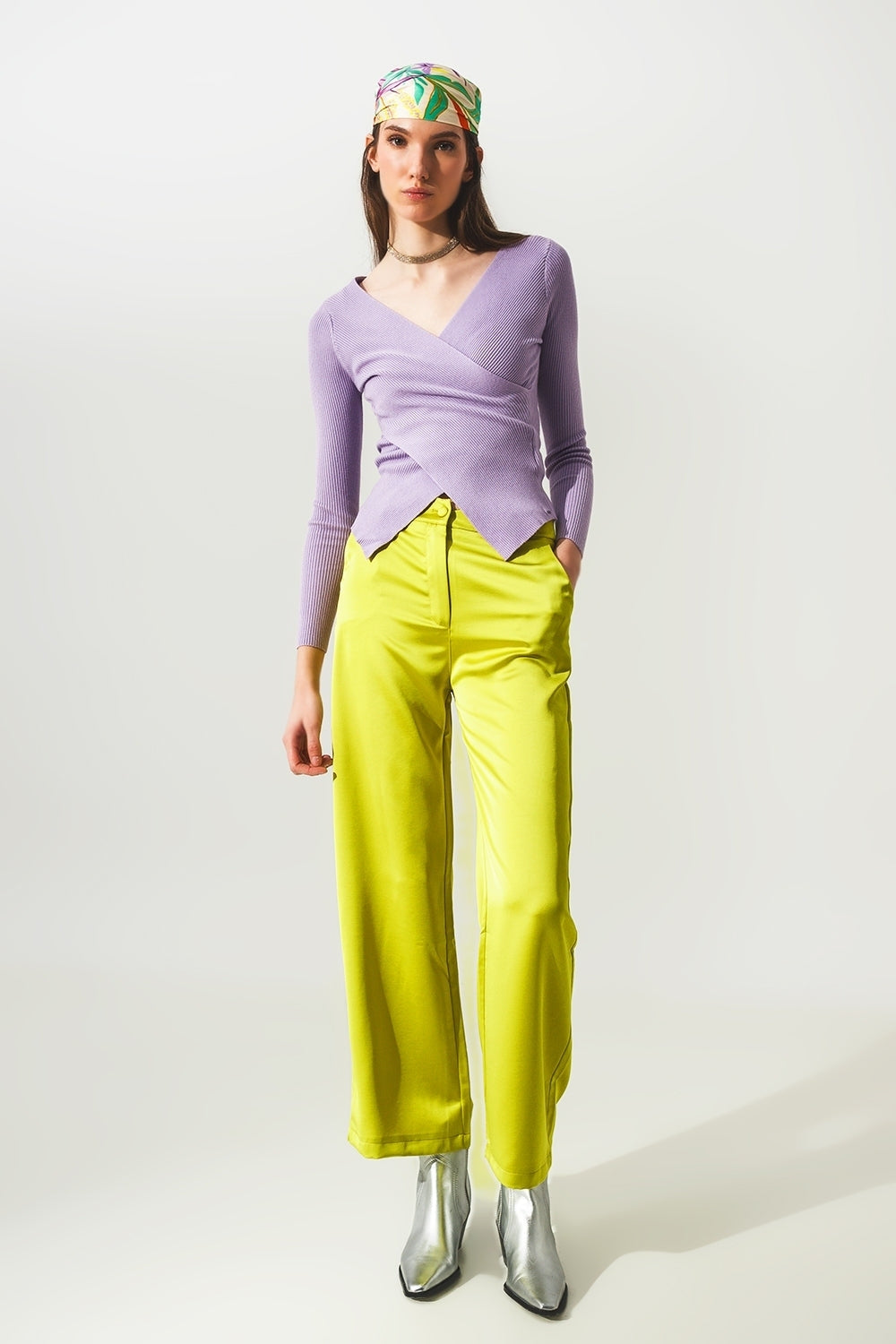 Jersey morado de canalé con cuello de pico