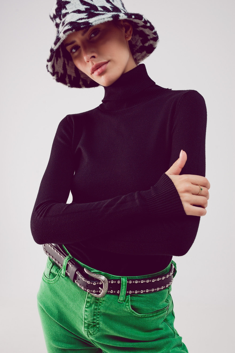 Jersey negro con cuello alto