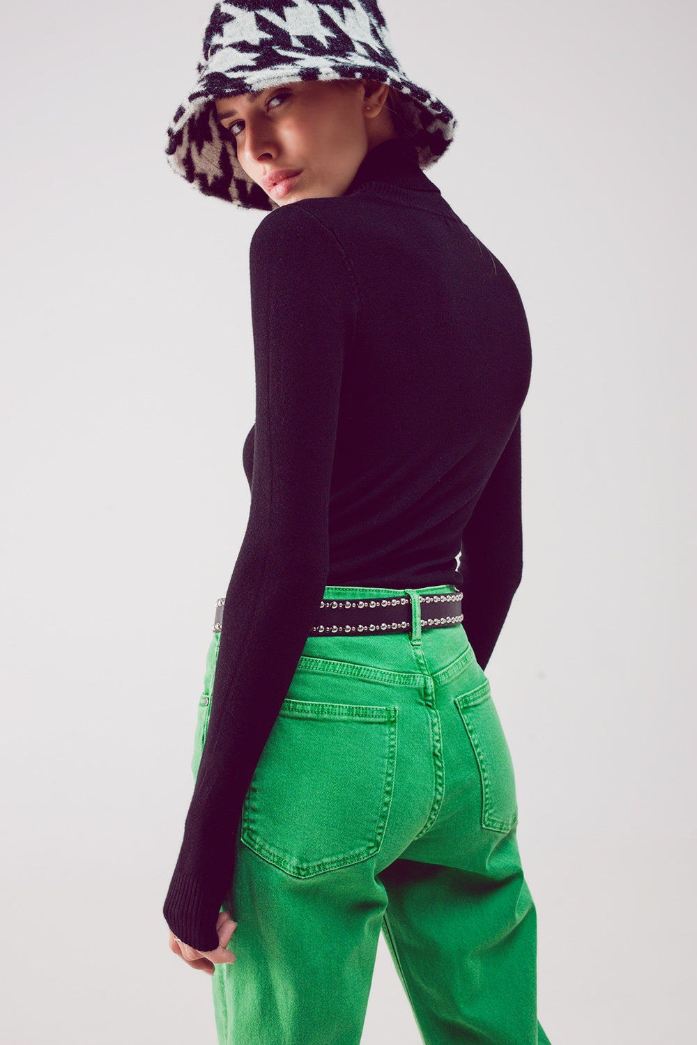 Jersey negro con cuello alto