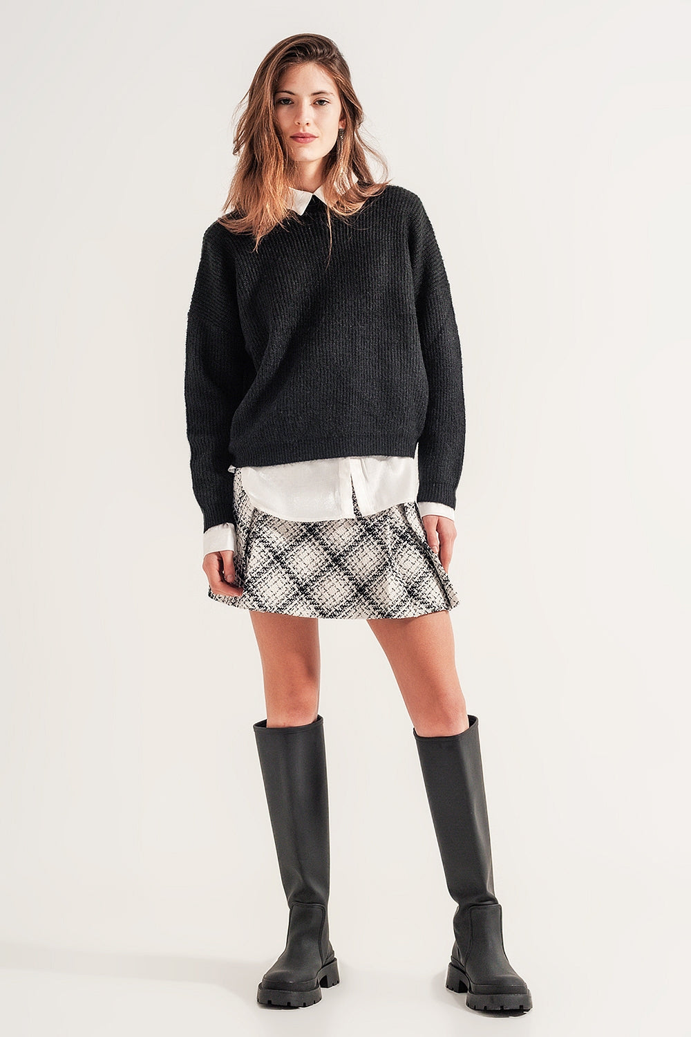 Jersey negro con cuello subido de punto