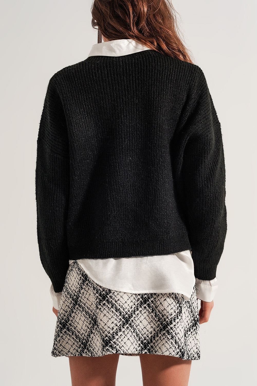 Jersey negro con cuello subido de punto