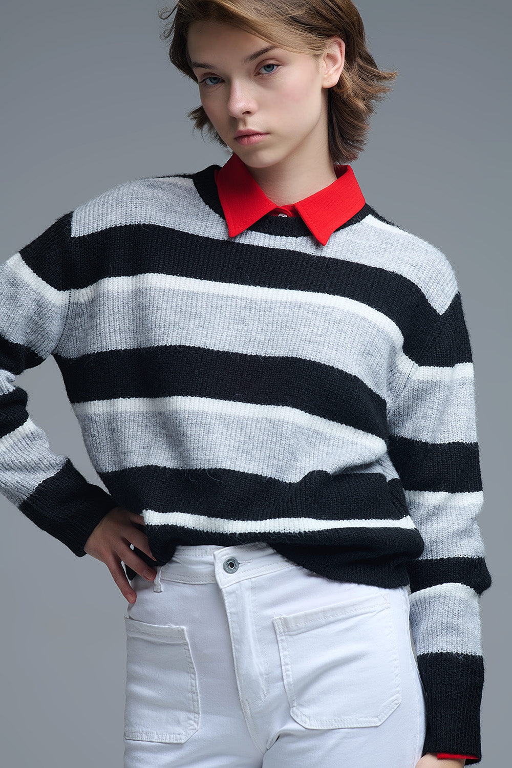 Jersey negro con rayas blancas y grises