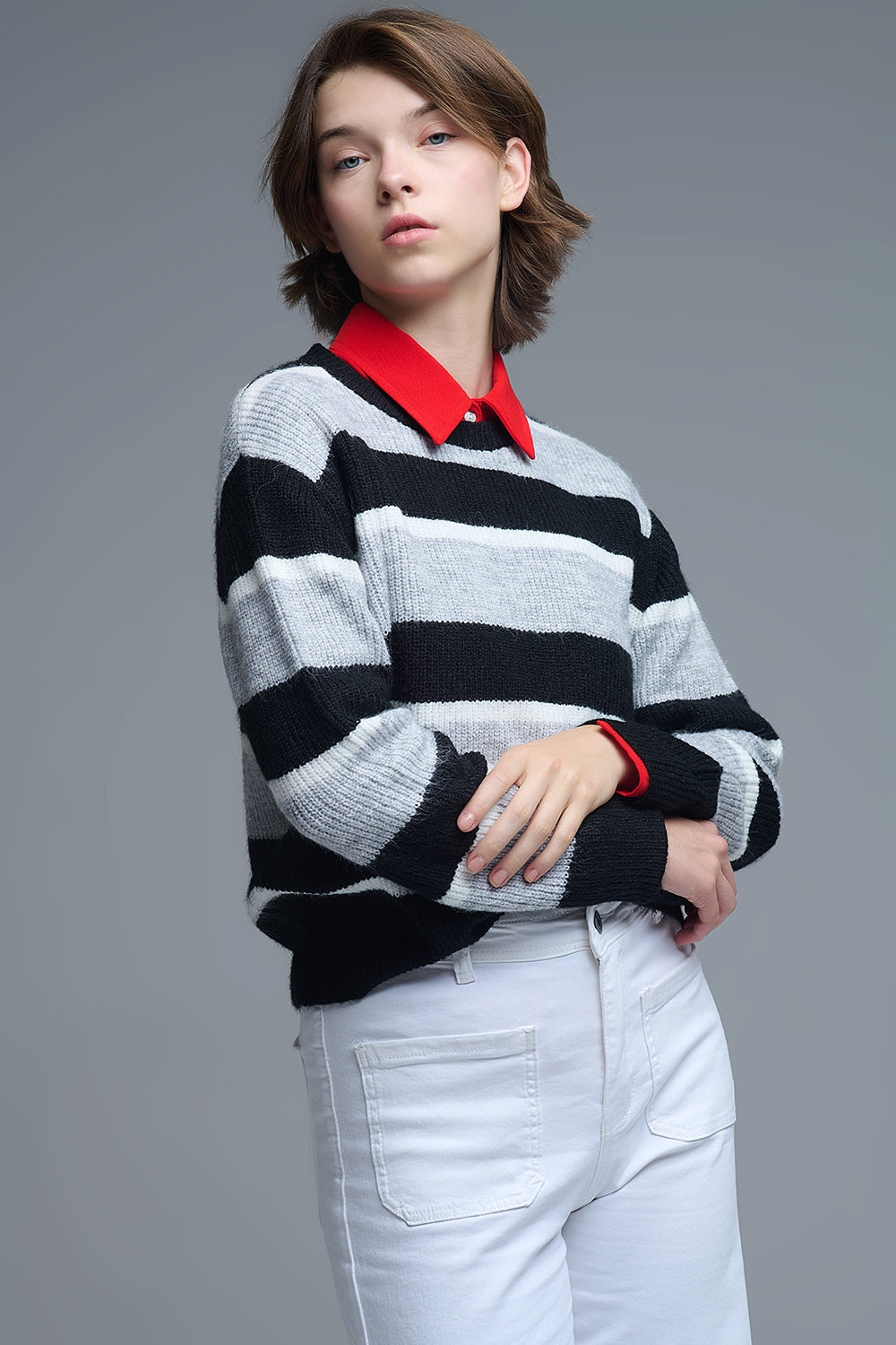 Jersey negro con rayas blancas y grises