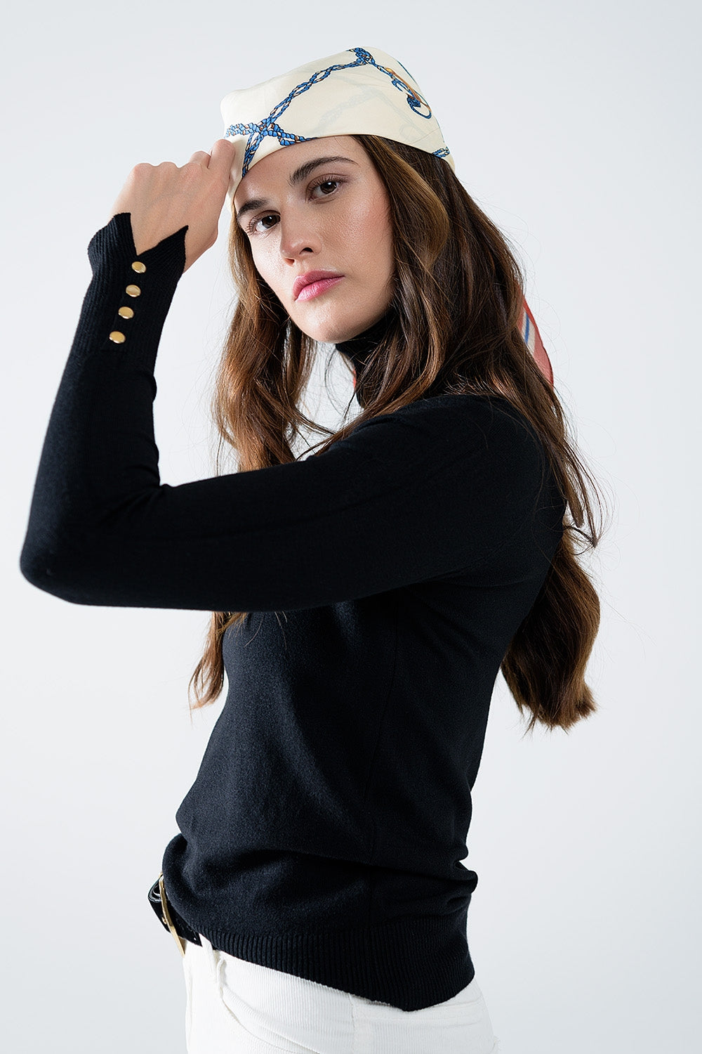 Jersey negro de cuello alto con botones dorados en el puño