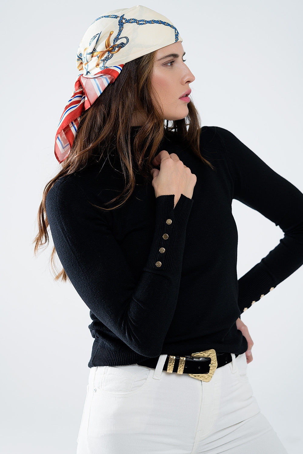 Q2 Jersey negro de cuello alto con botones dorados en el puño