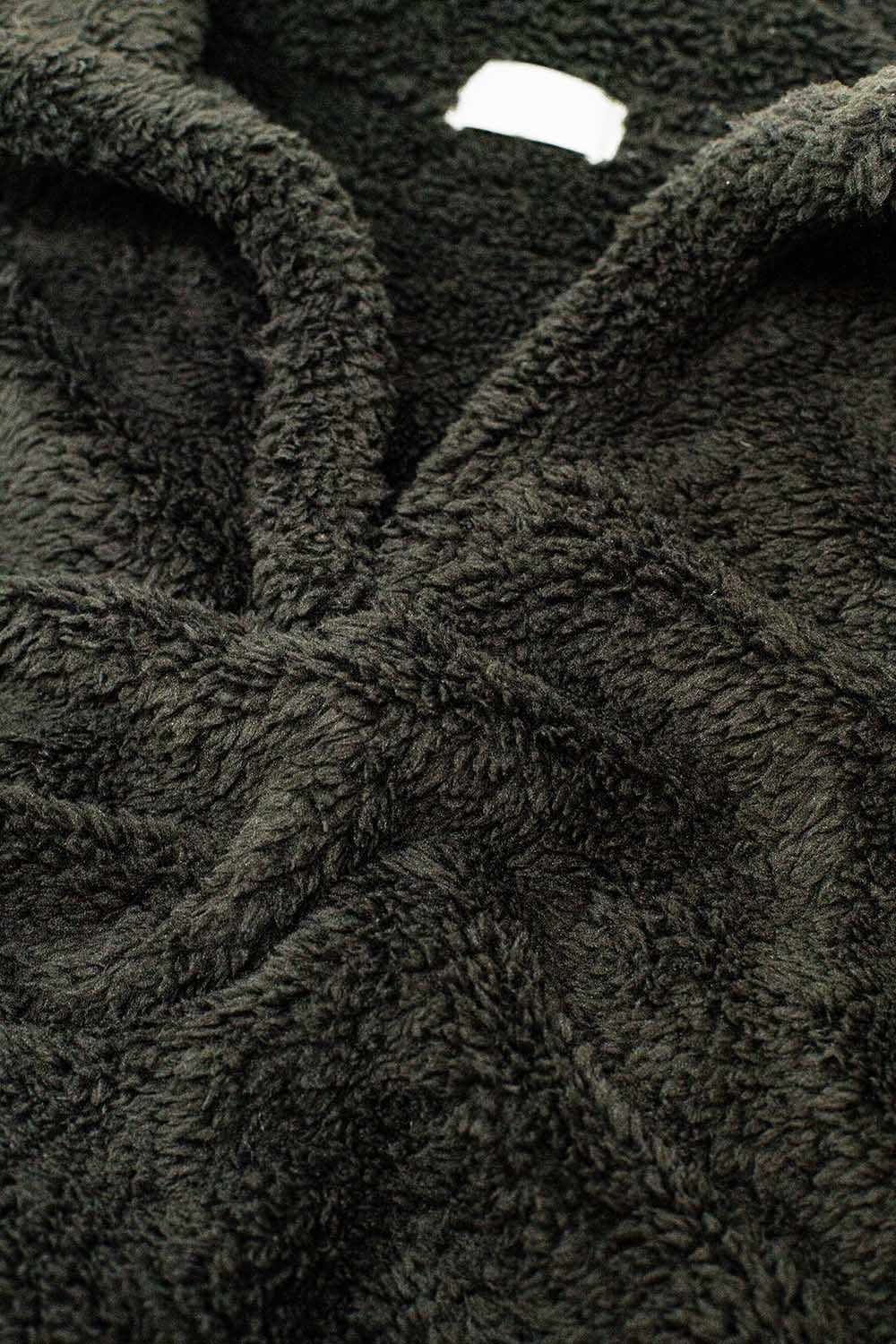 Jersey negro de cuello de pico