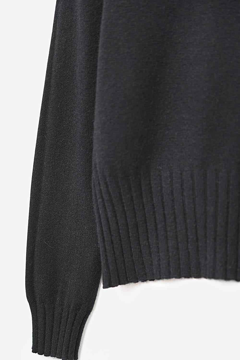 Jersey negro de punto suave con pu–os y cuello de canalé 