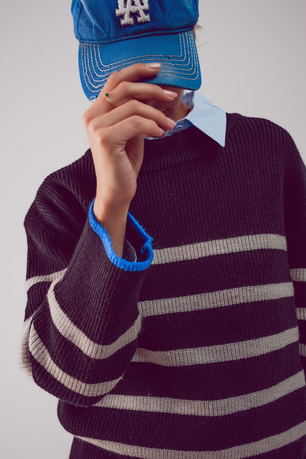 Jersey negro holgado con patrón de rayas