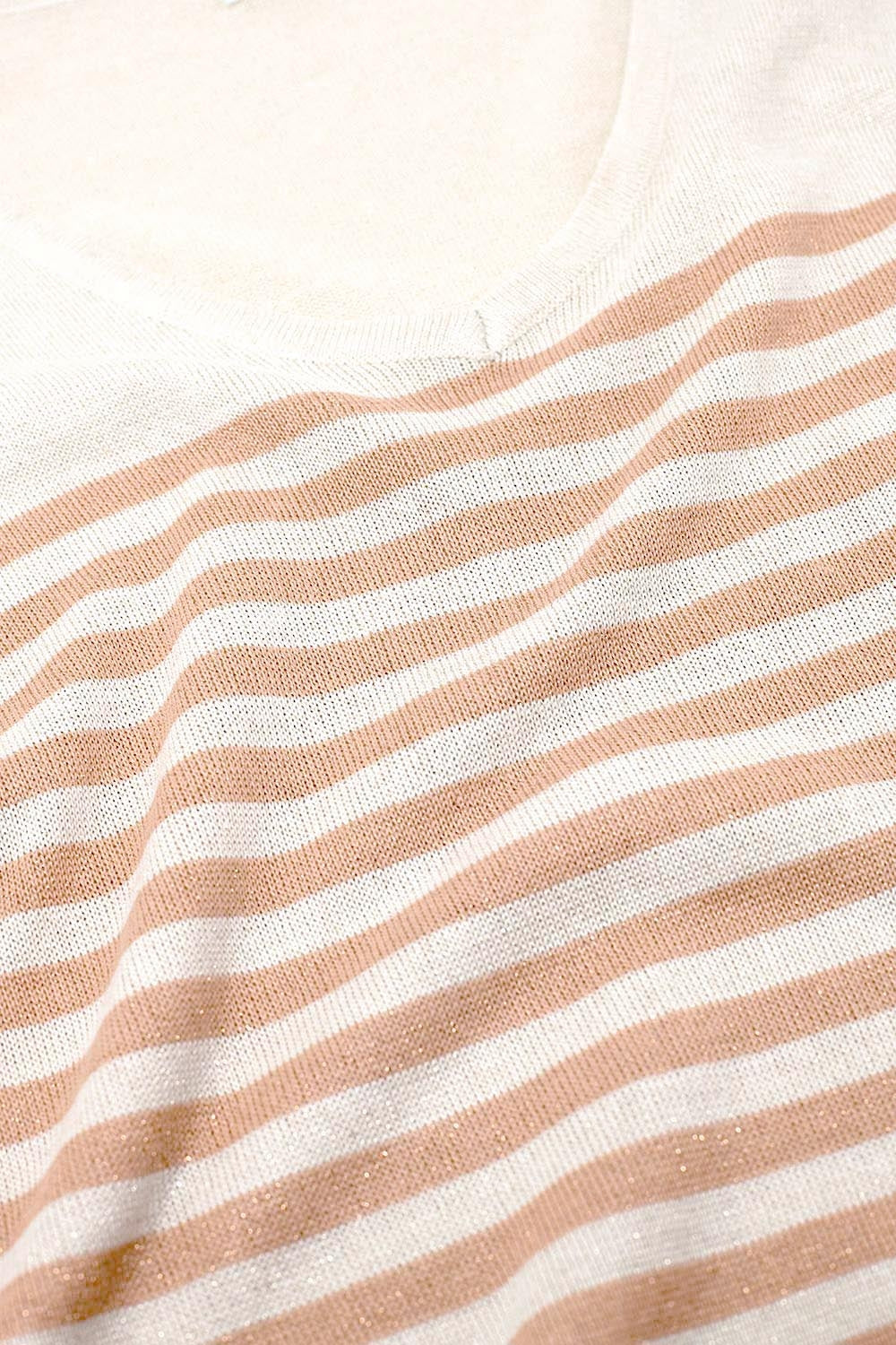 Jersey oversize beige con rayas marrones y cuello de pico