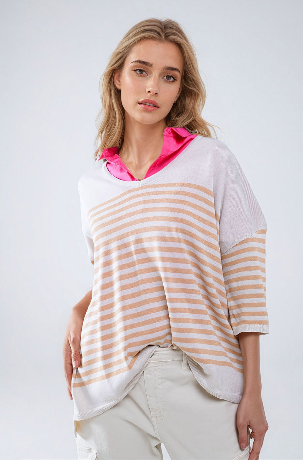 Q2 Jersey oversize beige con rayas marrones y cuello de pico
