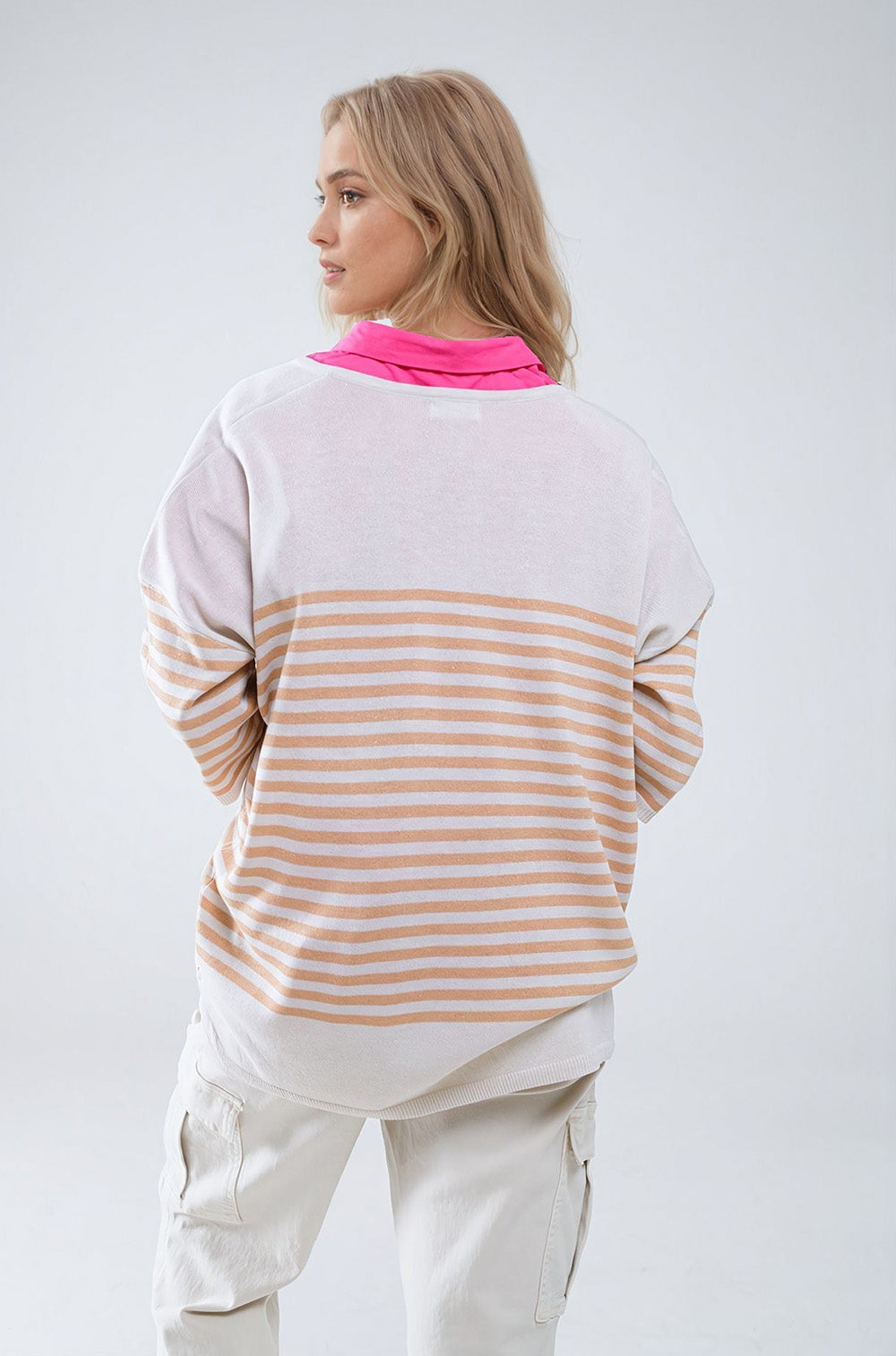 Jersey oversize beige con rayas marrones y cuello de pico