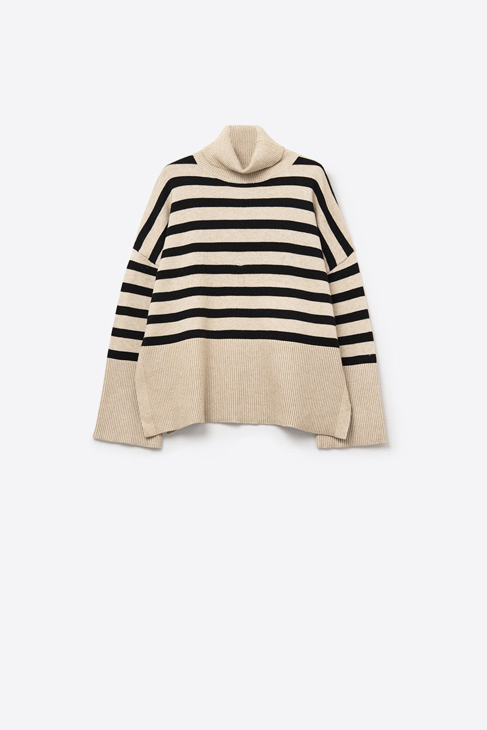 Jersey oversize beige de cuello alto con rayas negras y aberturas laterales