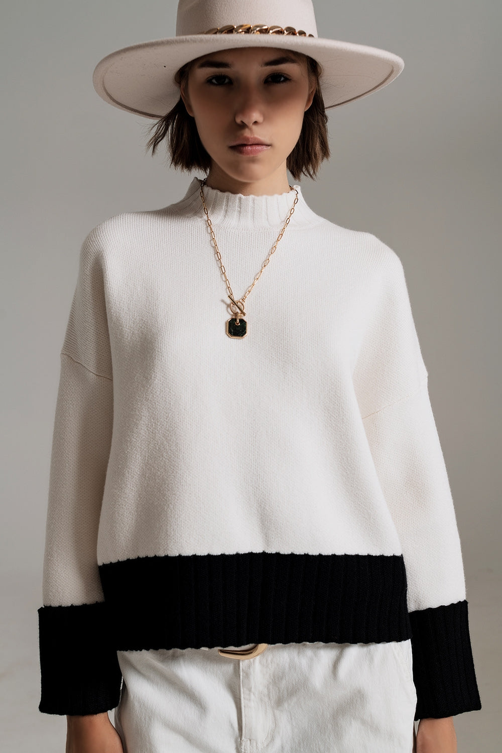 Jersey de punto color block en blanco y negro.