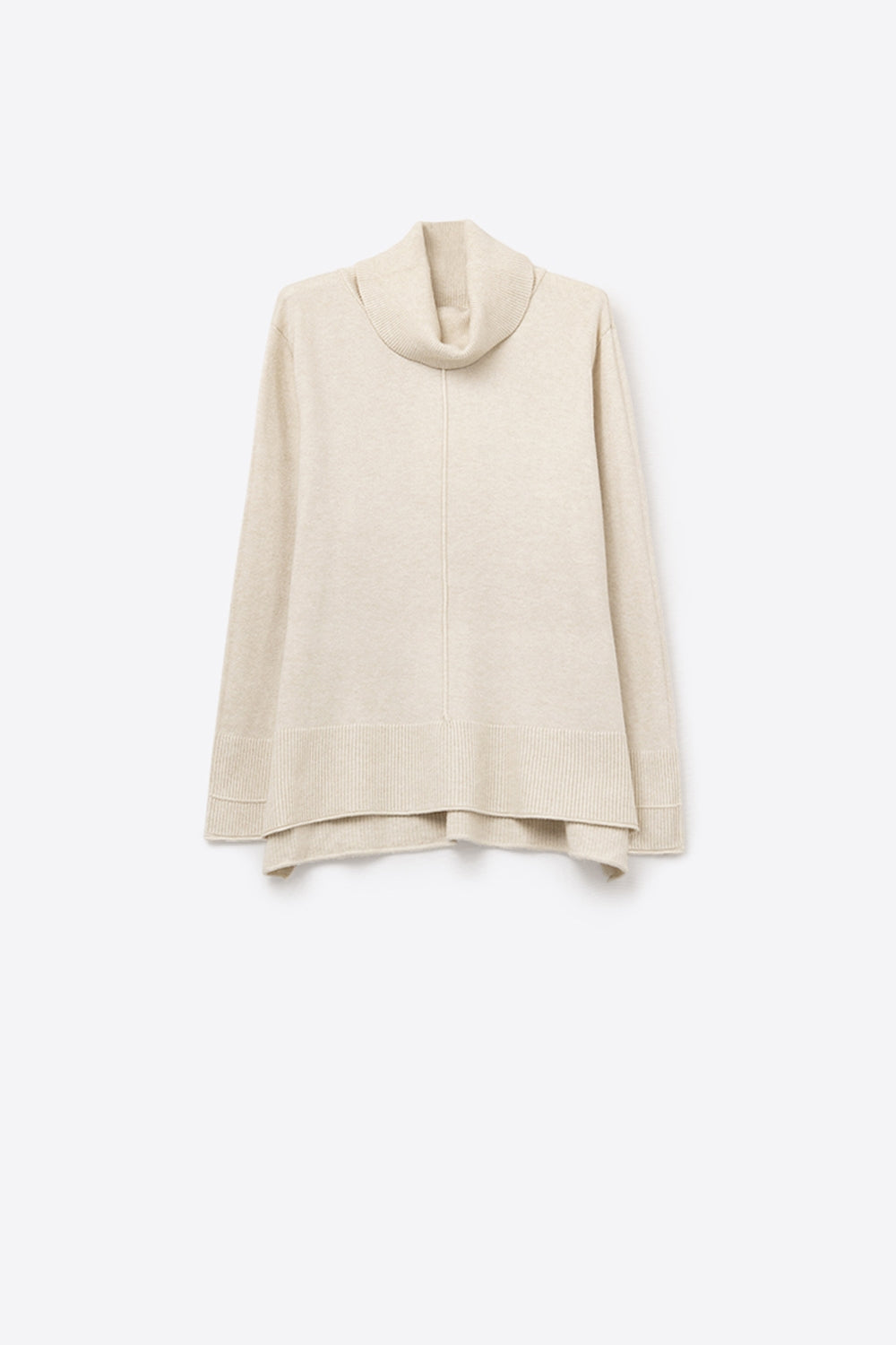 Jersey de punto fino en color beige con cuello vuelto, aberturas laterales y corte oversize.