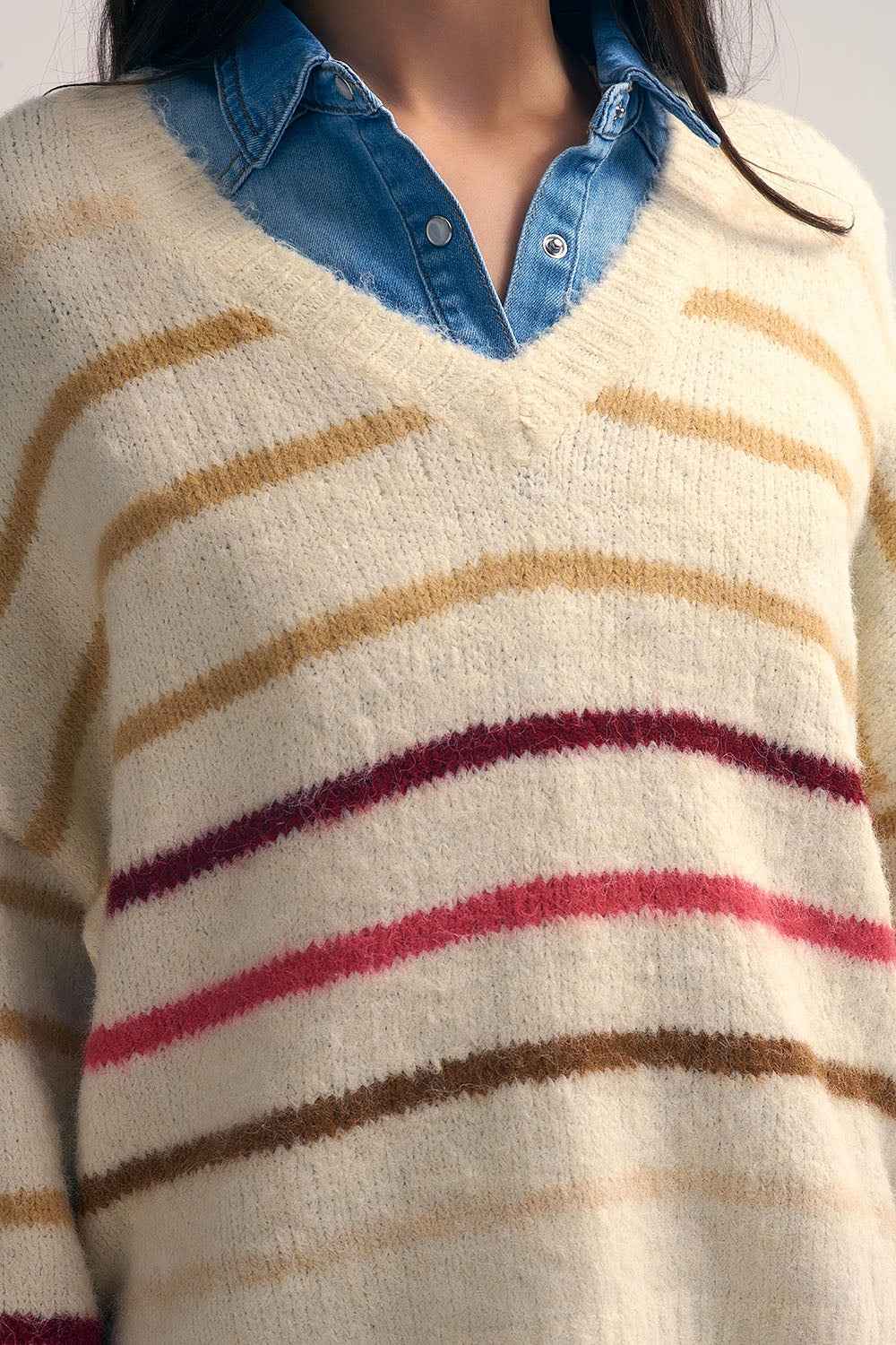 Jersey oversize crema con raya multicolor detalle tejido