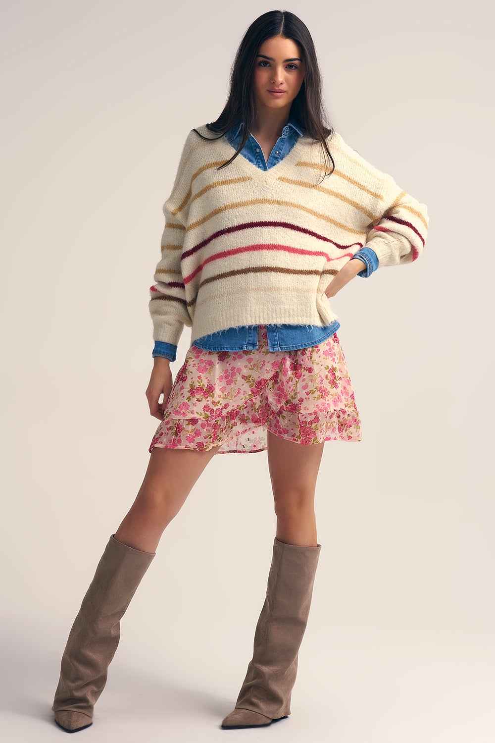 Jersey oversize crema con raya multicolor look completo