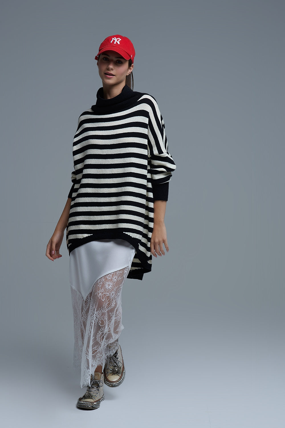 Jersey oversize de cuello alto con alas de murciélago y rayas en blanco y negro