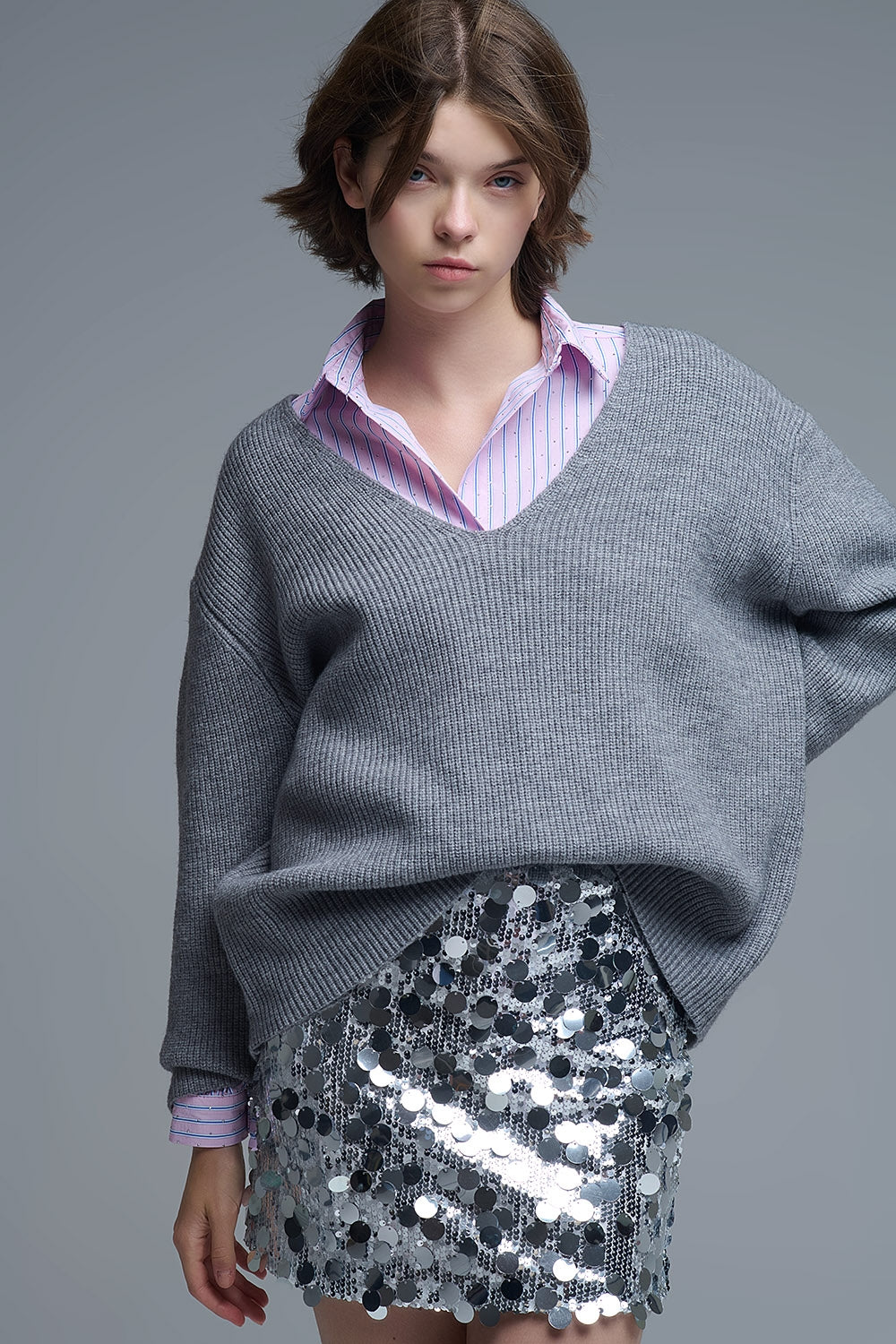 Q2 Jersey oversize fino con cuello en V en gris