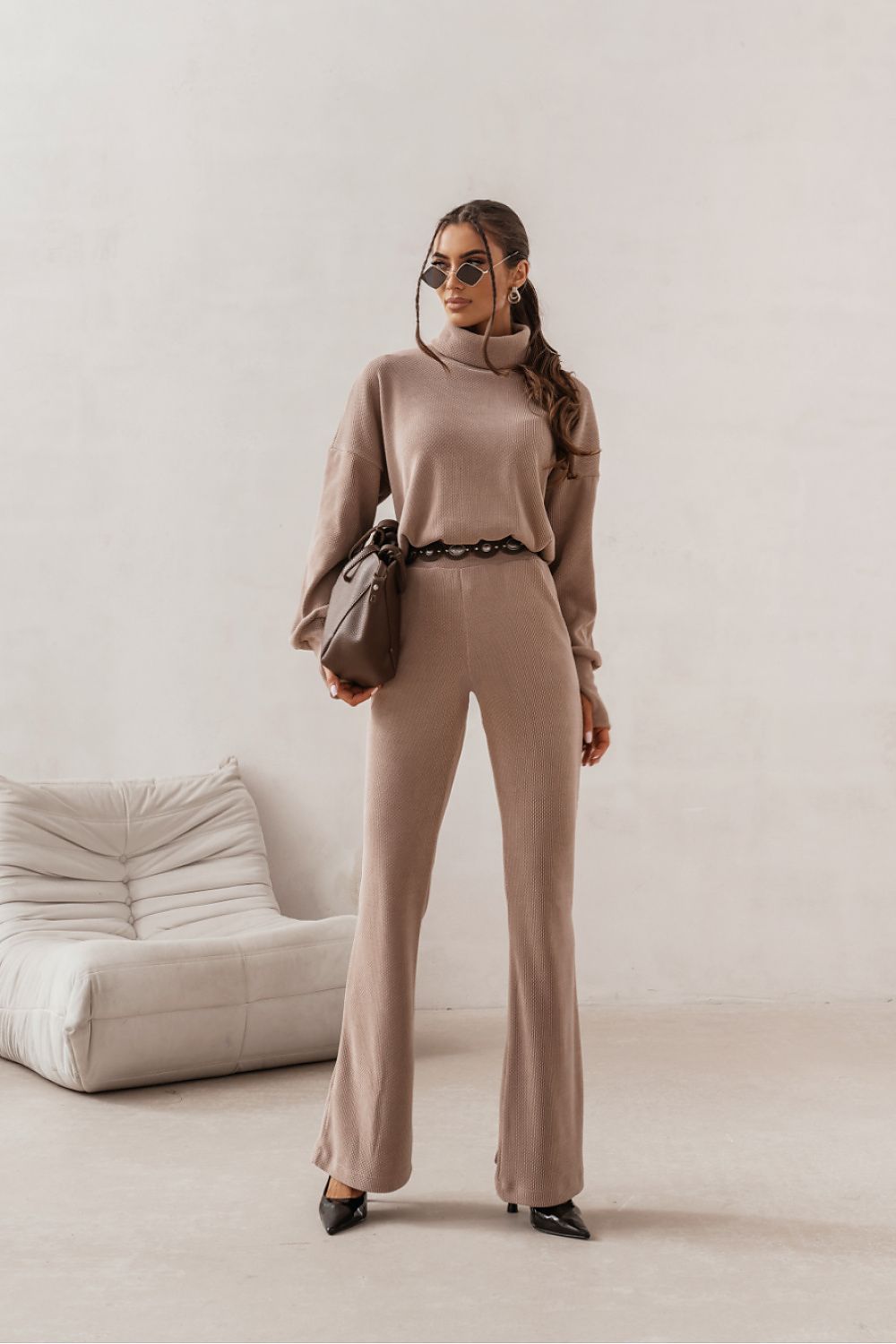  Conjunto jersey oversize de punto bege cuello alto y pantalon flare