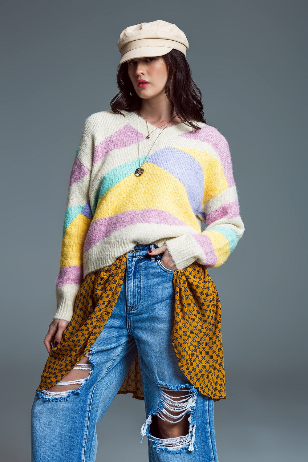 Jersey relajado con escote en V Beige con rayas abstractas en colores pastel