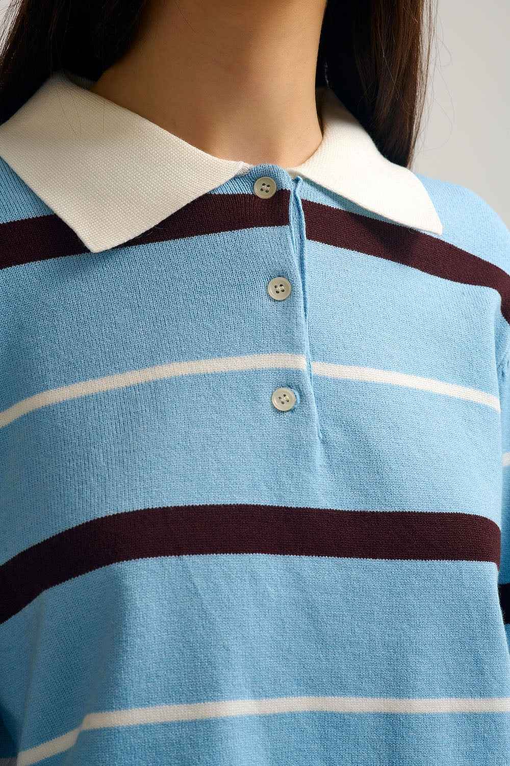 Polo de punto a rayas azul con cuello blanco detalle 