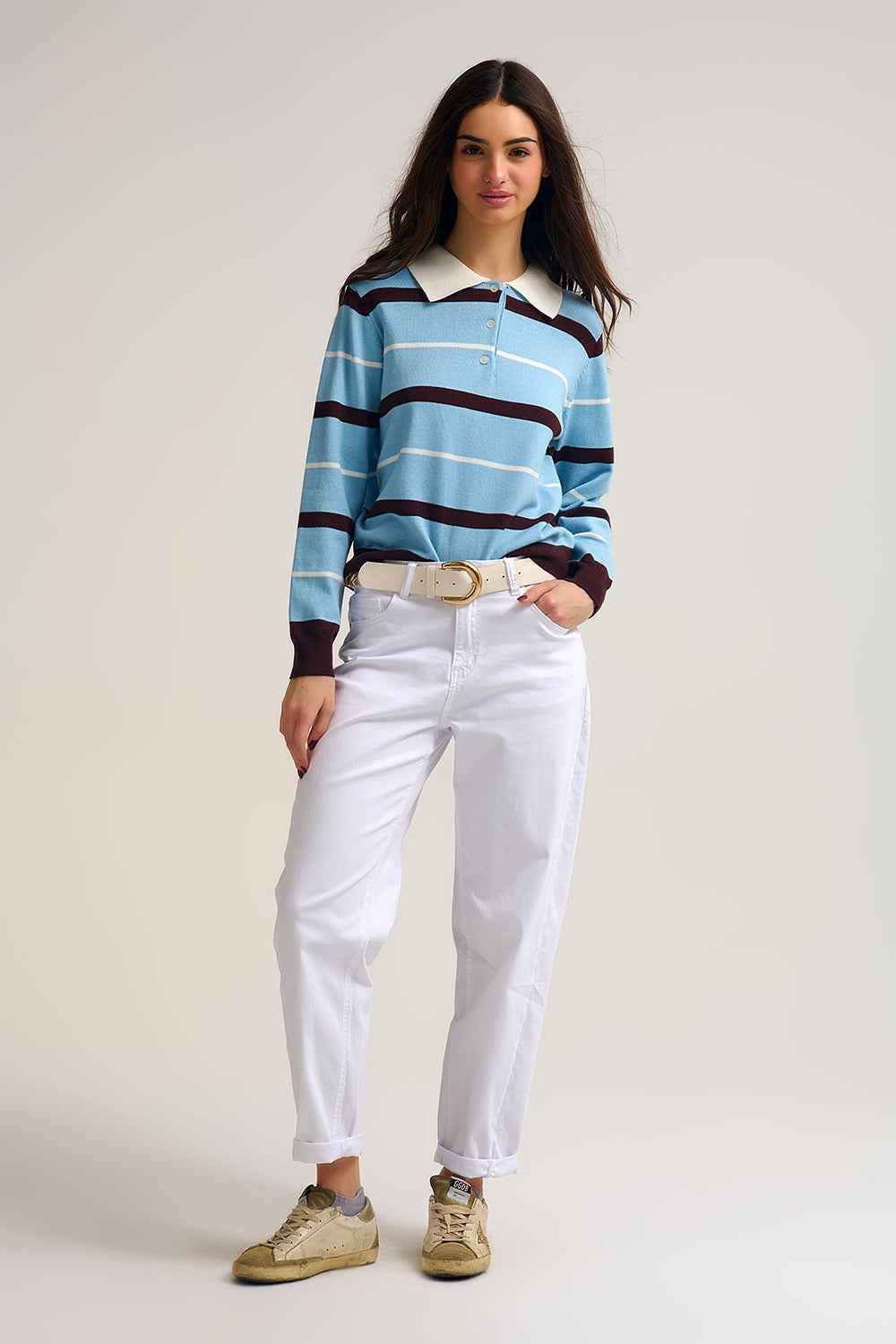 Polo de punto a rayas azul con cuello blanco