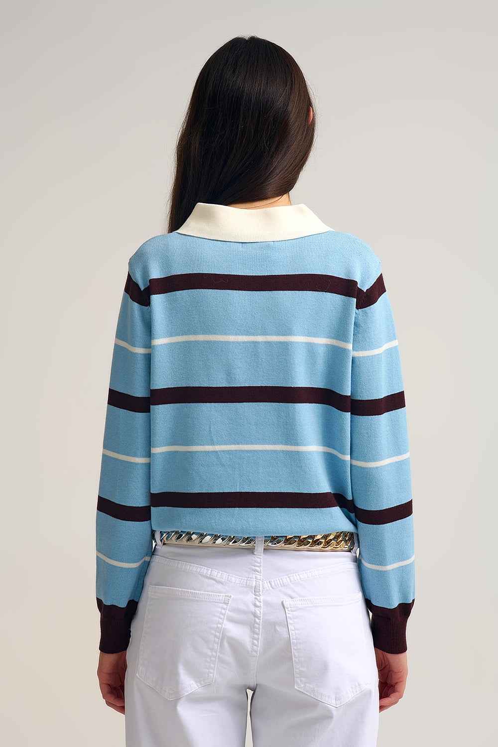 Polo de punto a rayas azul con cuello blanco