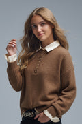 jersey marrón de estilo polo con botones de corazón