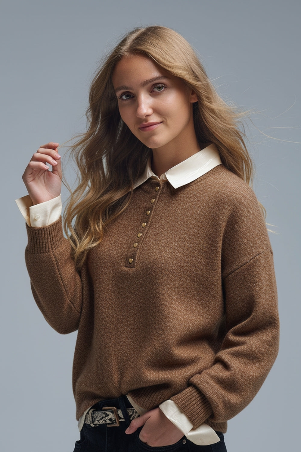 jersey marrón de estilo polo con botones de corazón