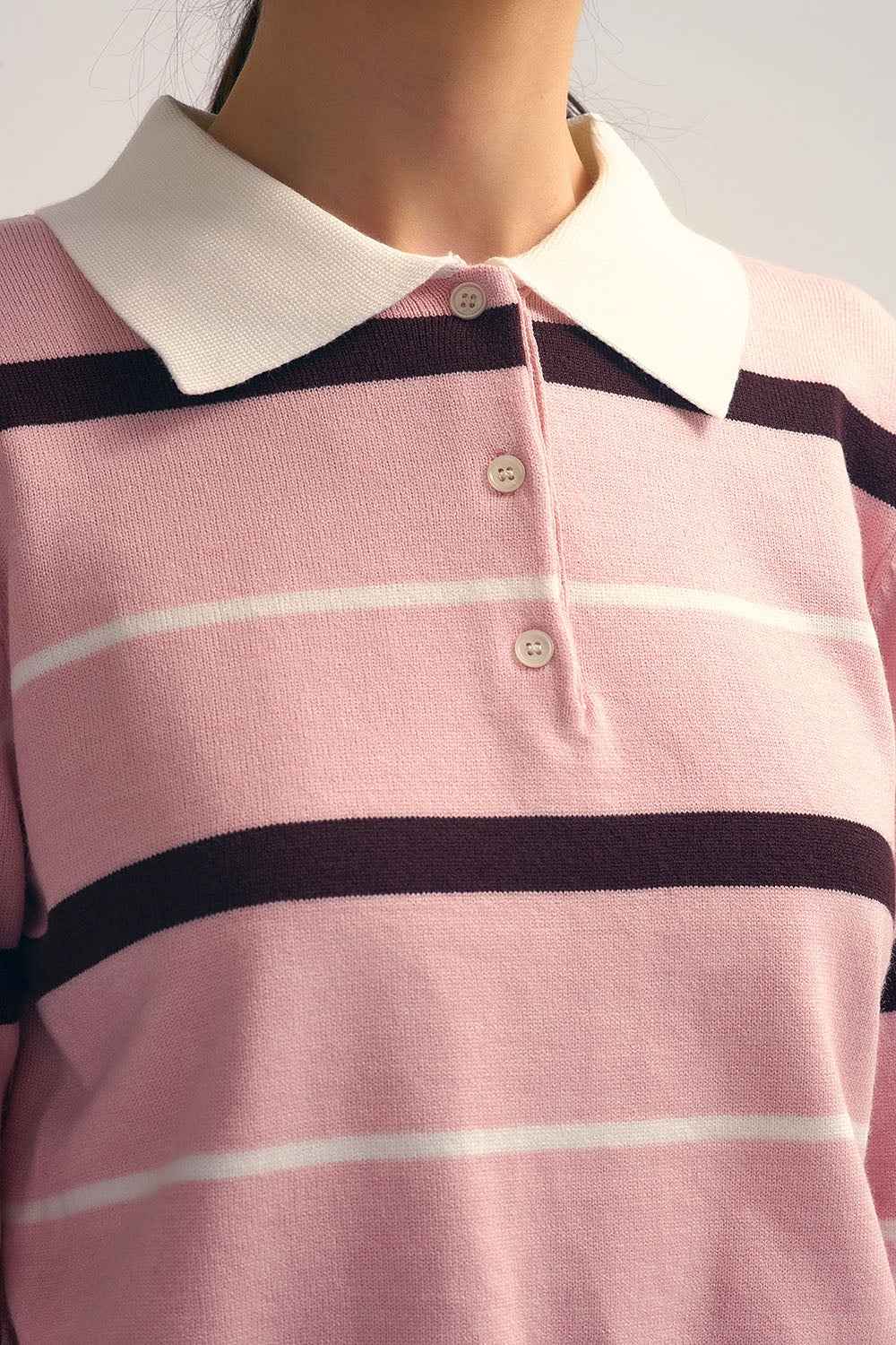 Polo de punto a rayas rosa con cuello blanco detalle tejido