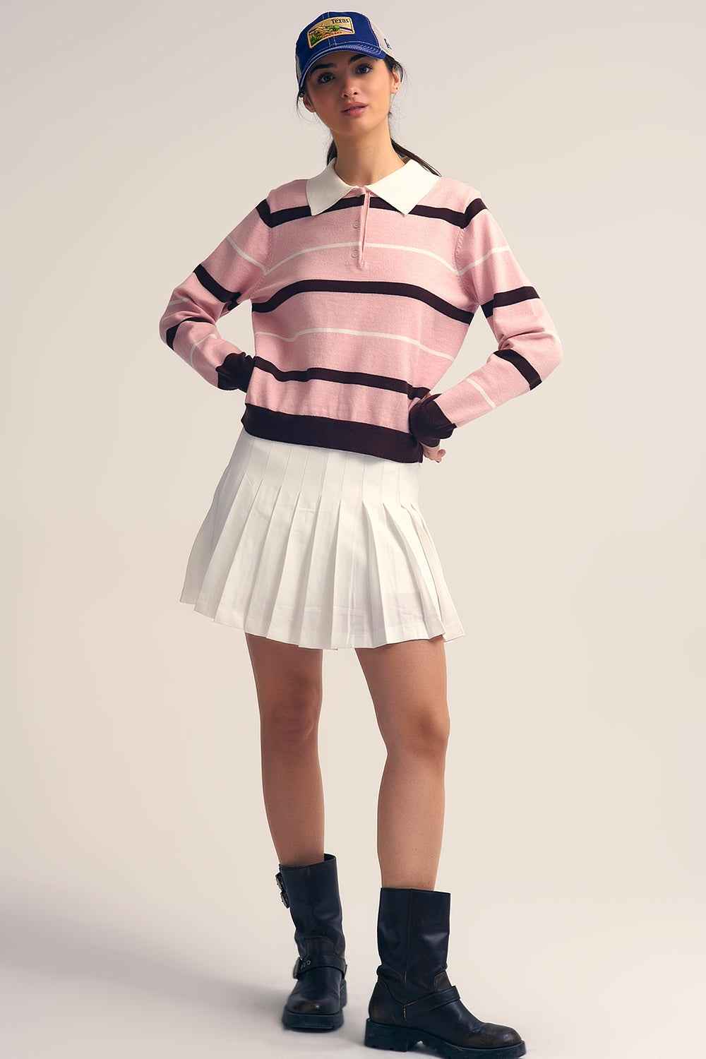 Polo de punto a rayas rosa con cuello blanco