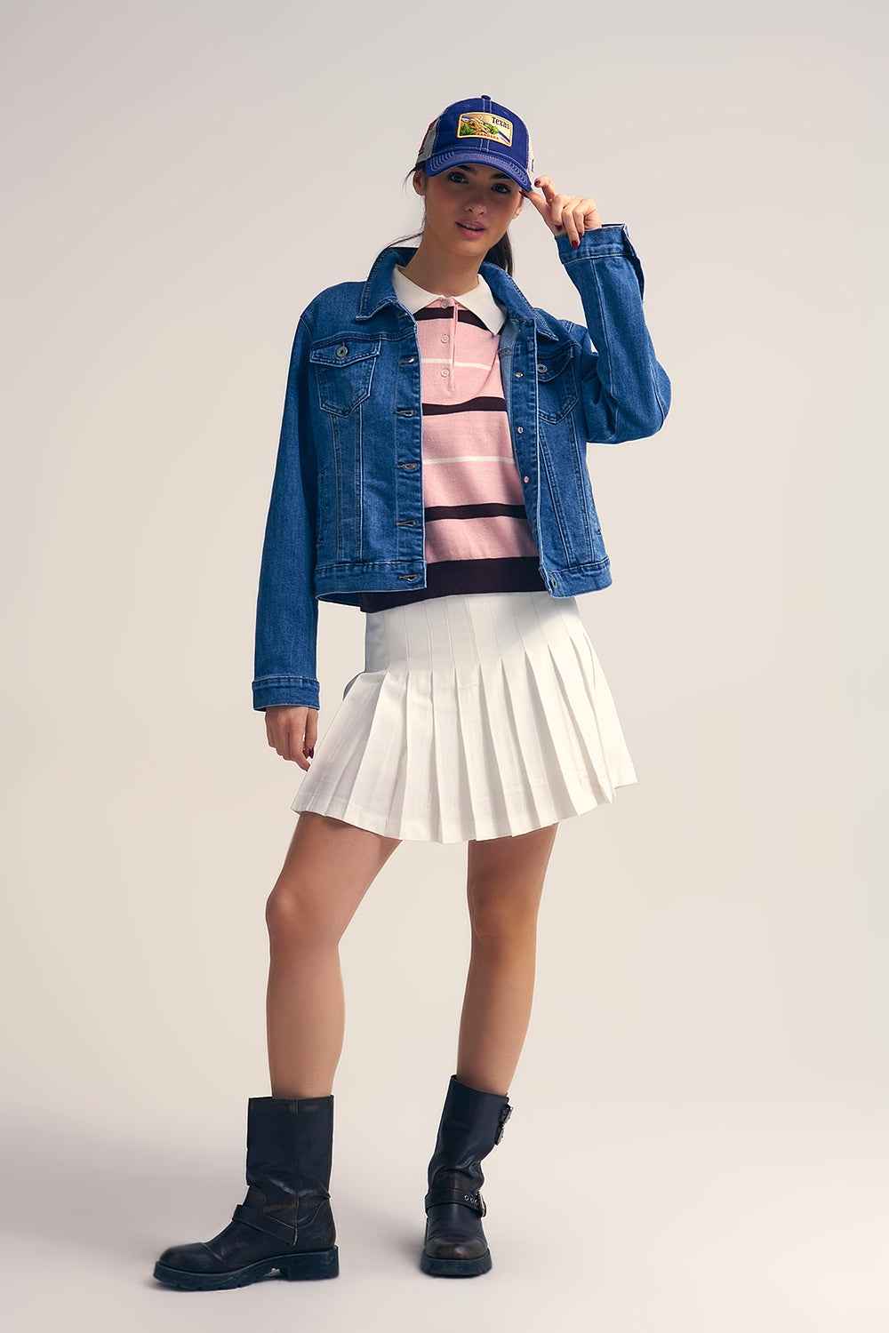 Polo de punto a rayas rosa con cuello blanco