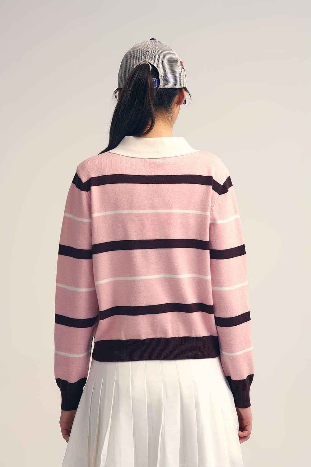 Polo de punto a rayas rosa con cuello blanco