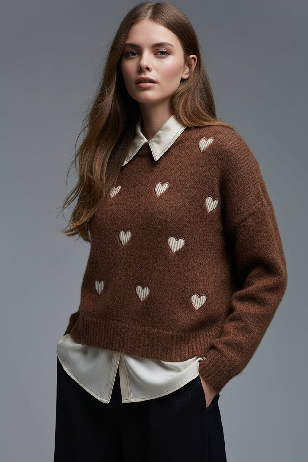 Jersey marrón chocolate con estampado de corazones a rayas