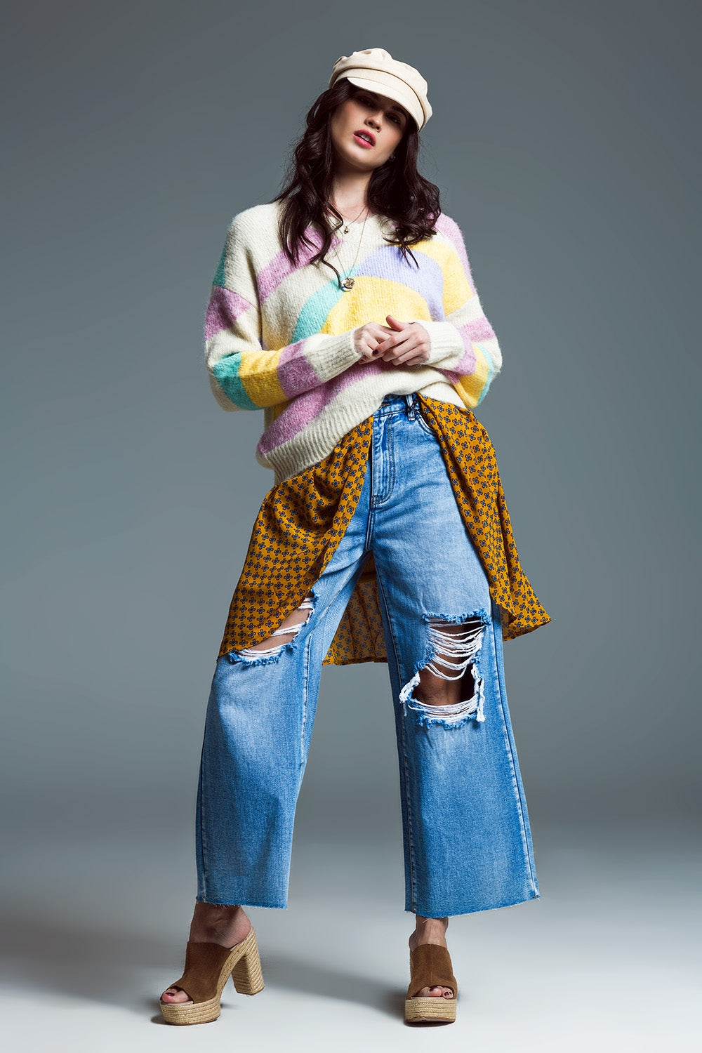 Jersey relajado con escote en V Beige con rayas abstractas en colores pastel